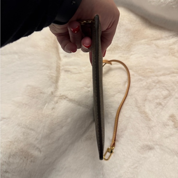 Authentic Louis Vuitton Neverfull GM NEW  monogram pouch wristlet - Picture 9 of 9